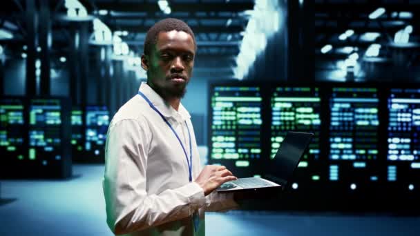 Мбаппе Ходит Серверным Рейкам Доставляя Веб Контент Клиентам Через Интернет — стоковое видео