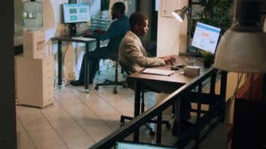Ekip halinde çalışan titiz muhasebeciler, şirket belgelerini ve istatistiklerini gece vardiyasında doğruluk açısından kontrol ediyorlar. İş arkadaşları gece iş görevleri yapıyor, mali bilgileri çapraz kontrol ediyorlar