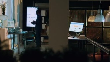 Afrika kökenli Amerikalı çalışanların muhasebe muhasebe raporlarını ve gece vardiyası sırasında bilgisayar ekranındaki masaları incelemesi. Şirket personeli son teslim tarihinden önce proje üzerinde gece çalışıyor.