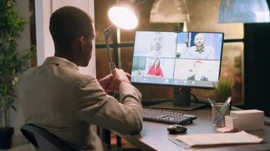 İş arkadaşlarıyla çevrimiçi video görüşmesinde çalışan, gece vardiyasında şirket projelerini tartışan çalışanlar. İş adamı iş arkadaşlarıyla internette telekonferans toplantısı yapıyor.
