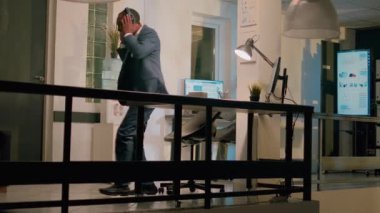 Ofiste gece vardiyasında çalışırken müzik dinleyen rahat bir muhasebeci. Neşeli işçi iş arkadaşını eğlendiriyor, dans hareketleriyle onu güldürüyor ve işte eğlendiriyor.