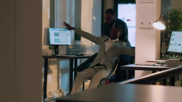 Afričtí Američtí Zaměstnanci Kloužou Židlí Chodbě Předstírají Jsou Letadlo Rozesmívají — Stock video