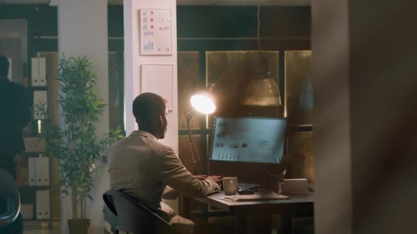 在主管的帮助下 员工们在上夜班时 一边喝着一杯咖啡 一边在电脑上输入金融数据集 在管理人员指导下任职的会计师 — 图库视频影像