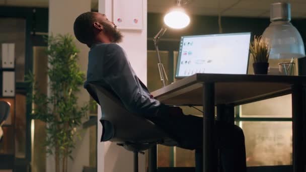 Złośliwy Biznesmen Żartujący Sobie Zmęczonego Współpracownika Śpiącego Biurze Podczas Nocnej — Wideo stockowe
