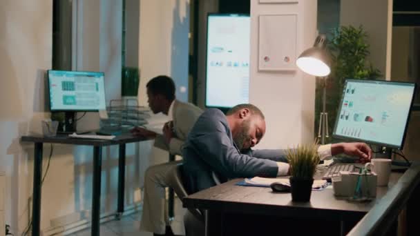 Сутінковий Бухгалтер Спить Офісі Прокинувшись Колегою Шокуючи Його Працівник Лякає — стокове відео