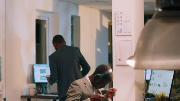 사무실에서 재미를 사업가 음악을 주위에 움직임으로 터지는 헤드폰 재미있는 노동자 — 비디오