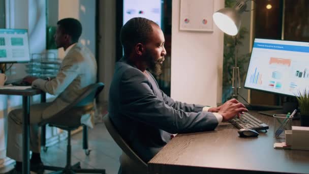 Ofisteki Masalarda Oturup Bütün Gece Bilgisayarlara Veri Yükleyen Deneyimli Şirket — Stok video