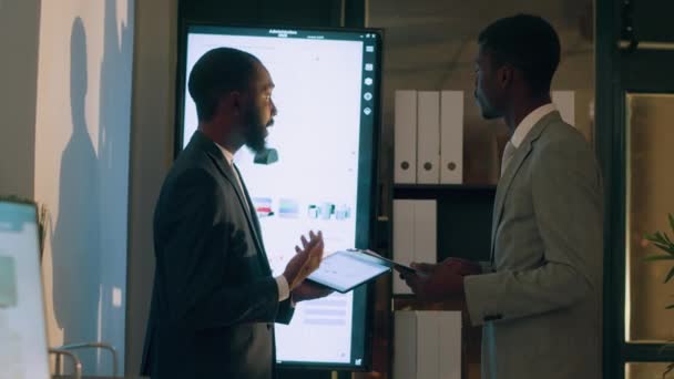 Afro Amerikaanse Bedrijf Belanghebbenden Bespreken Driemaandelijkse Winst Inkomsten Het Analyseren — Stockvideo