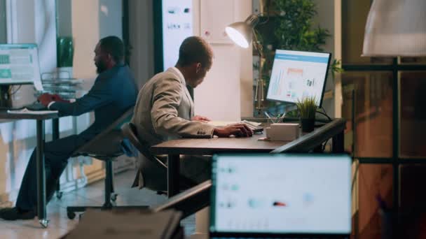 Pilní Spolupracovníci Dokončují Nudné Papírování Moderní Kanceláři Během Noční Směny — Stock video