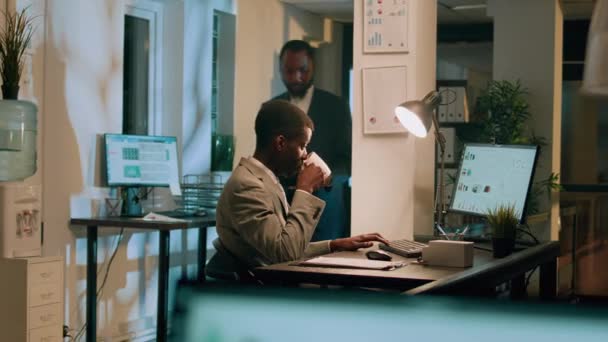 Şirket Yöneticisi Gece Vardiyasında Çalışanların Projelerini Kontrol Ediyor Fikirleriyle Dalga — Stok video