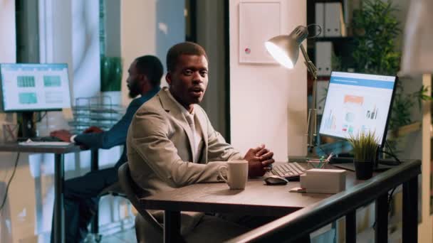 Africký Americký Manažer Trénuje Video Kanceláři Pro Nově Příchozí Zaměstnance — Stock video