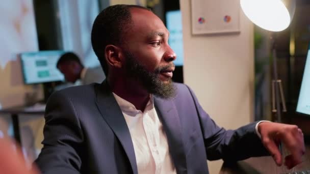 Homme Affaires Afro Américain Utilisant Smartphone Mode Selfie Pour Faire — Video