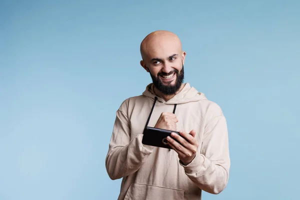 Podekscytowany Szczęśliwy Arabski Gracz Wygrywający Grę Telefon Komórkowy Świętujący Zwycięstwo — Zdjęcie stockowe