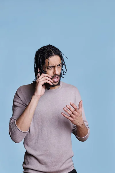 Verward Arabische Man Die Praat Mobiele Telefoon Slecht Nieuws Hoort — Stockfoto
