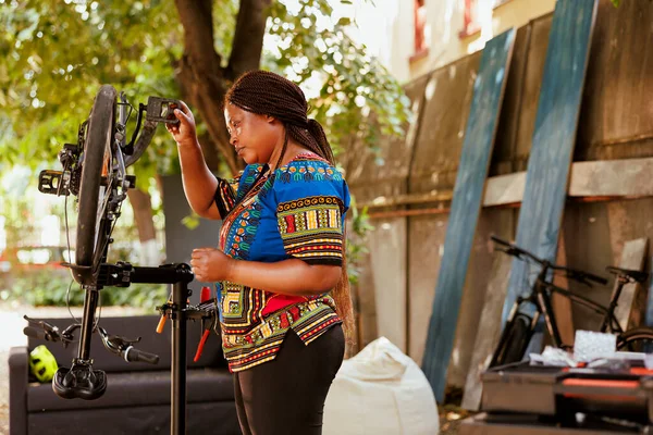 Zwarte Vrouw Fietser Controleren Gear Huis Tuin Gewijd Aan Zomer — Stockfoto