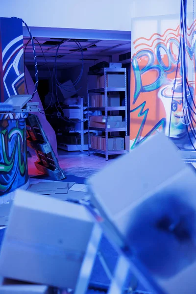 Κατεστραμμένος Χώρος Γεμάτος Φθορίζοντα Φώτα Νέον Αστικό Γκέτο Γκράφιτι Και — Φωτογραφία Αρχείου