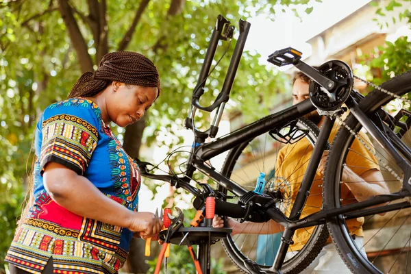 Девушка Парень Ремонтируют Велосипедные Шины Специализированными Инструментами Внутреннем Дворе Качестве — стоковое фото