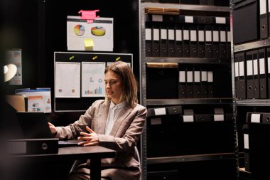 Yönetici sicilinde çalışan bir şirket yöneticisi. Arşiv odasındaki iş evraklarını inceliyor. Kafkas iş kadını bürokrasi raporlarını kontrol ediyor, muhasebe dosyalarını araştırıyor. Depo kavramı