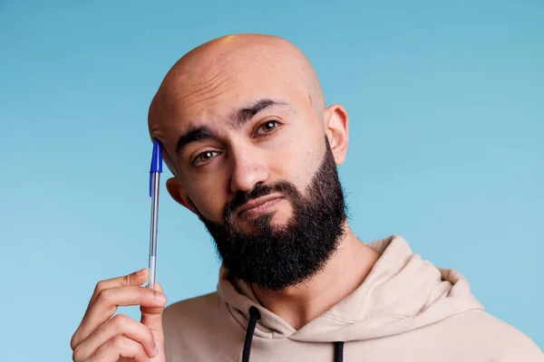 Puzzled Arab Man Rubbing Head Pen While Thinking Portrait Young — Stock Photo, Image