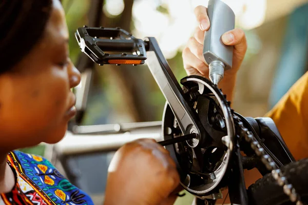 Mulher Afro Americana Examina Pedais Bicicleta Para Danos Para Reparar — Fotografia de Stock