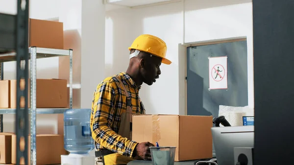 Young People Working Cargo Supplies Boxes Using Cardboard Packages Storage — Stock Photo, Image