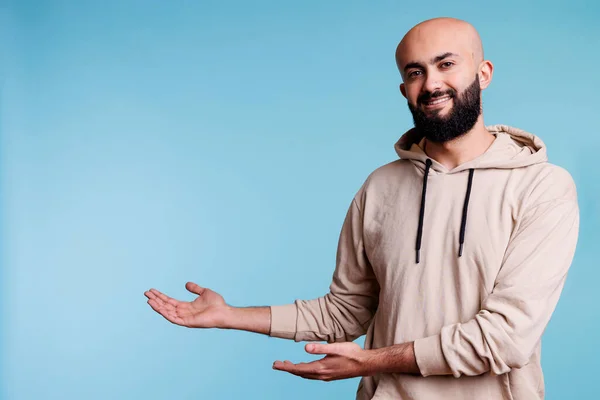Beztroski Uśmiechnięty Arabski Mężczyzna Wskazujący Właściwy Kierunek Portret Studyjny Młoda — Zdjęcie stockowe