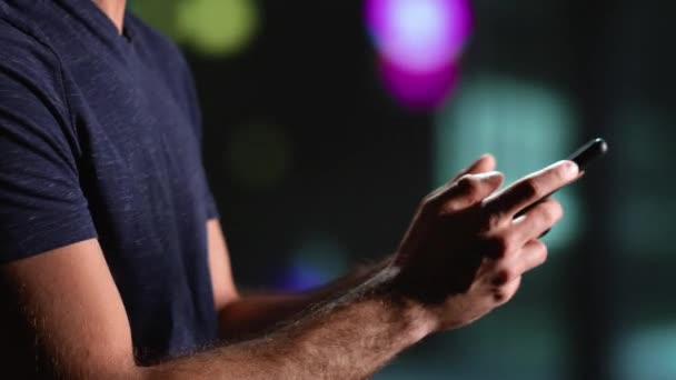 Свободный Взрослый Человек Пользующийся Телефоном Время Ночной Прогулки Осматривает Центр — стоковое видео