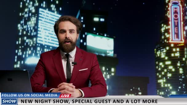 Moderator Stellt Neue Nacht Talkshow Spät Fernsehprogramm Vor Verspricht Interessante — Stockvideo