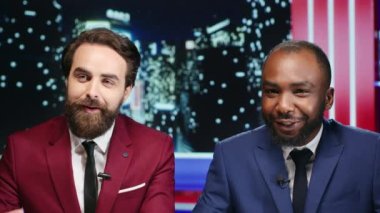 Gece yarısı talk show muhabirleri haber stüdyosunda dünya sorunlarını tartışıyor, televizyon programındaki son olaylar hakkında konuşuyorlar. Medya temsilcileri yeni haber sunuyor, TV 'de eğlence bölümüne ev sahipliği yapıyor.