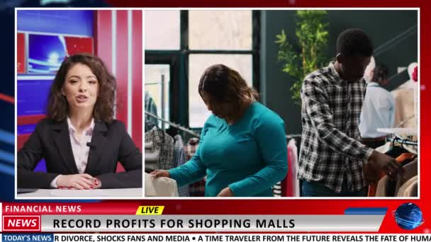 Reporter Sprechen Über Einkaufserfolge Und Den Gewinn Der Einzelhandelsgeschäfte Während — Stockvideo