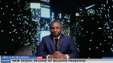 Sunucu, gece yarısı talk show 'unda yeni film galasını duyurdu. Canlı yayında ünlü film serisini tartıştı. Afrika kökenli Amerikalı sunucu dünya haberleri sunar..