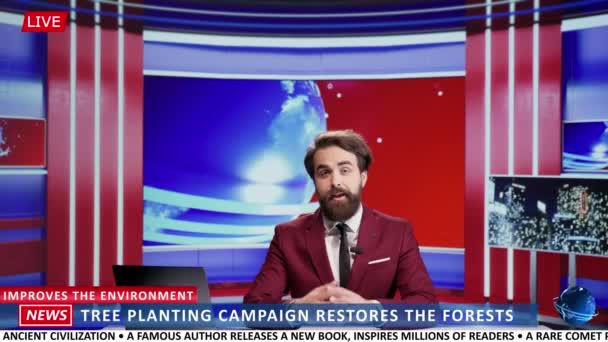 ジャーナリストは 木を植え 森林を保護するための環境キャンペーンを提示し ライブテレビで自然保護に関するニュースをカバーしています 世界のイベントを議論するメディアニュースアンカー — ストック動画