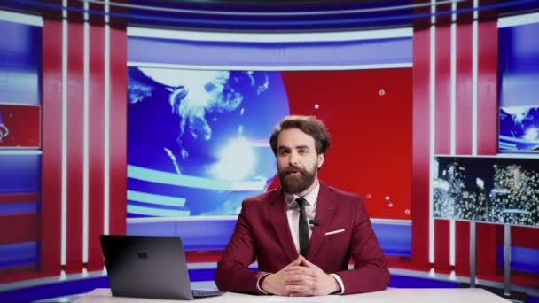Journalist Der Politische Nachrichten Fernsehen Überträgt Und Aktualisierungen Und Kommentare — Stockvideo