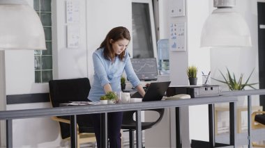 Bilgisayarda yeni iş büyümesi planlayan şirket çalışanları, yatırım yaratmak için internet istatistiklerini kontrol ediyorlar. Yıllık raporları analiz eden ve beyin fırtınası yapan genç bir kadın..