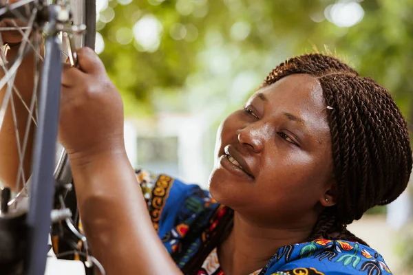 Close Shot Black Woman Gripping Spanner Tightening Bicycle Parts Outdoor — Stock Photo, Image