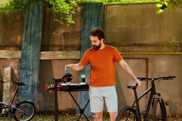 Homem Caucasiano Amante Esportes Selecionando Ferramentas Especializadas Para Manutenção Bicicletas — Fotografia de Stock
