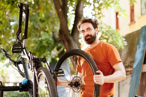 Energetischer Sportbegeisterter Mann Der Zerbrochene Fahrradreifen Sicher Zur Reparatur Und — Stockfoto