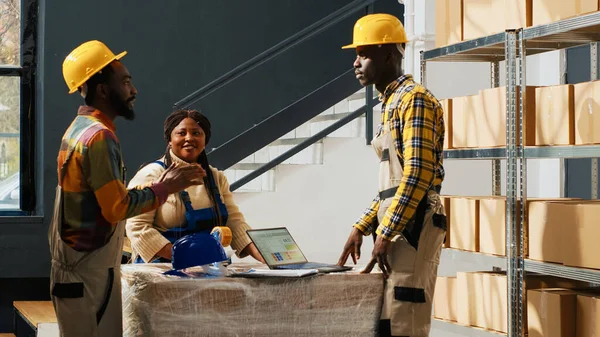 African American Workers Packing Shipment Boxes Depot Working Products Distribution — Stock Photo, Image