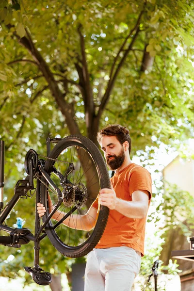 Imagem Mostrando Homem Caucasiano Desportivo Entusiasta Agarrando Examinando Danificado Roda — Fotografia de Stock