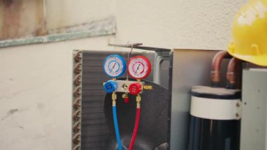 Klima soğutucusunun bakım ve koruma kaskına ihtiyacı olup olmadığını kontrol etmek için kullanılan manifold göstergelerini kapat. Hvac sistem bileşenini ölçen barometre yüksek veya düşük freon seviyeleri kümesi