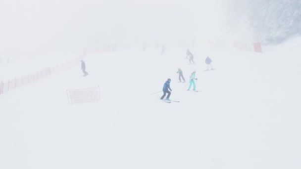 Туристы Спускаются Опасным Горным Склонам Время Снежной Метели Лыжах Сноубордах — стоковое видео