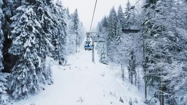 Pamporovo Bulgarije Januari 2023 Toeristen Met Ski Snowboards Rijden Met — Stockvideo