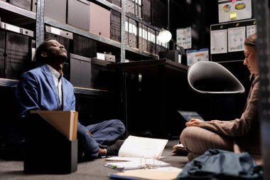 Kayıp kişi davasını tartışan yorgun polis memurları arhiv odasındaki kriminolojide gece geç saatlere kadar çalışıyor. Çeşitli özel dedektifler ipucu arıyor, şüpheliyi yakalamaya çalışıyorlar.