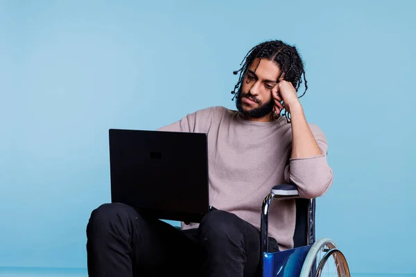 Moe Arabier Man Rolstoel Typen Laptop Tijdens Het Werken Afstand — Stockfoto