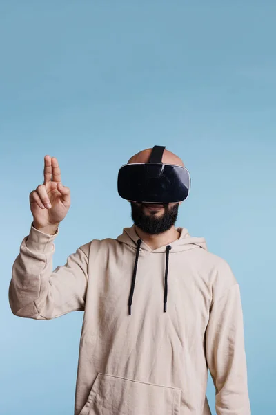 Homem Vestindo Headseat Enquanto Joga Jogo Realidade Virtual Gesticulando Com — Fotografia de Stock