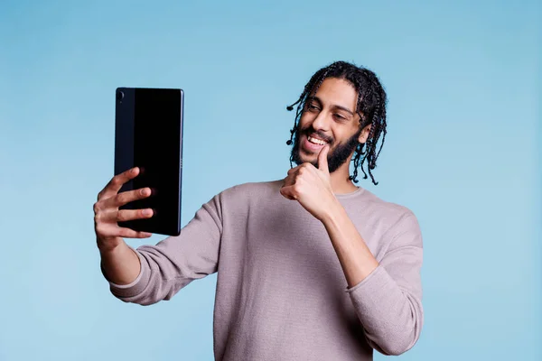 Uśmiechnięty Arabczyk Pokazujący Kciuk Podczas Spotkania Online Tablecie Cyfrowym Wesoła — Zdjęcie stockowe
