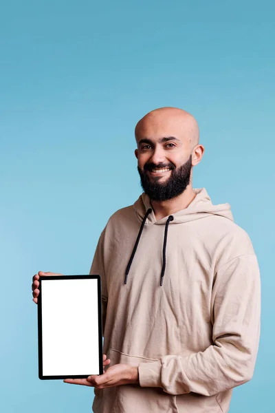 白い空のスクリーンの肖像画が付いているデジタル タブレットを握っている笑顔の陽気なアラブの男 ポータブルデバイスを表示し アプリ広告のモックアップを表示し カメラを見る不自由な人 — ストック写真