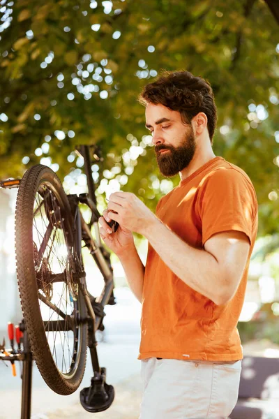 Tiro Detalhado Jovem Caucasiano Saudável Homem Livre Examinando Maintaning Roda — Fotografia de Stock