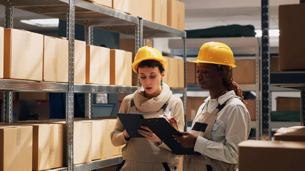 Diverse Employees Counting Boxes Products Placed Storehouse Shelves Looking Merchandise — Stock Photo, Image