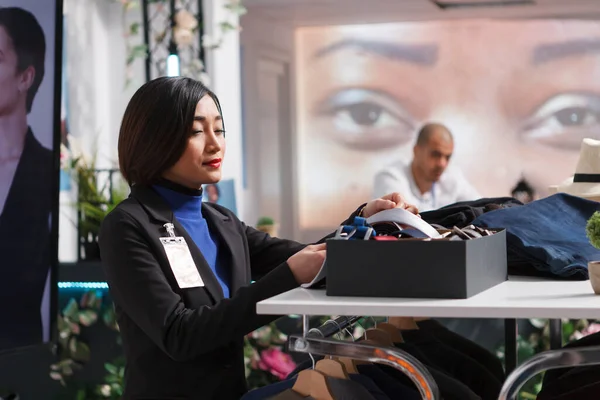 Lachende Aziatische Vrouw Verkoper Beheren Van Kleding Winkel Het Controleren — Stockfoto